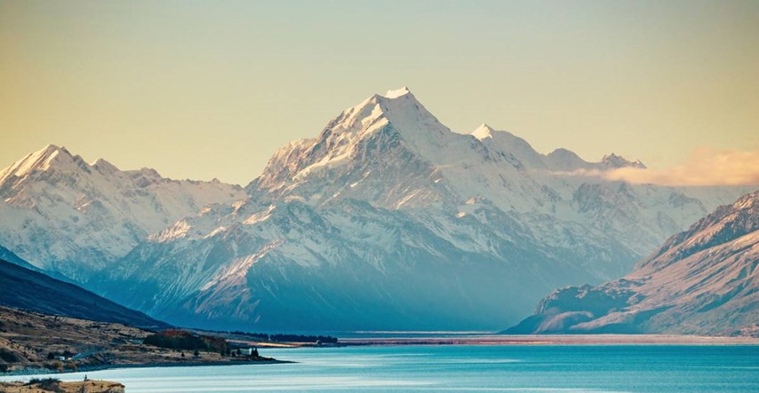 FOTO Ledenjaci na Novom Zelandu postali crvenkasti zbog požara u Australiji